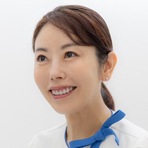 ニキビやニキビ跡の状態を見極め、<br>豊富な選択肢から治療を提案