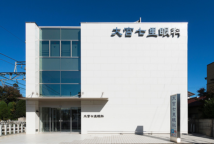 仕事と生活の質を維持するために、現役世代こそ老眼の治療を